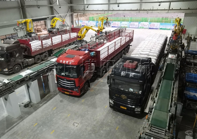 肥料全自動(dòng)裝車機(jī)現(xiàn)場(chǎng)  機(jī)器人全自動(dòng)裝車系統(tǒng)